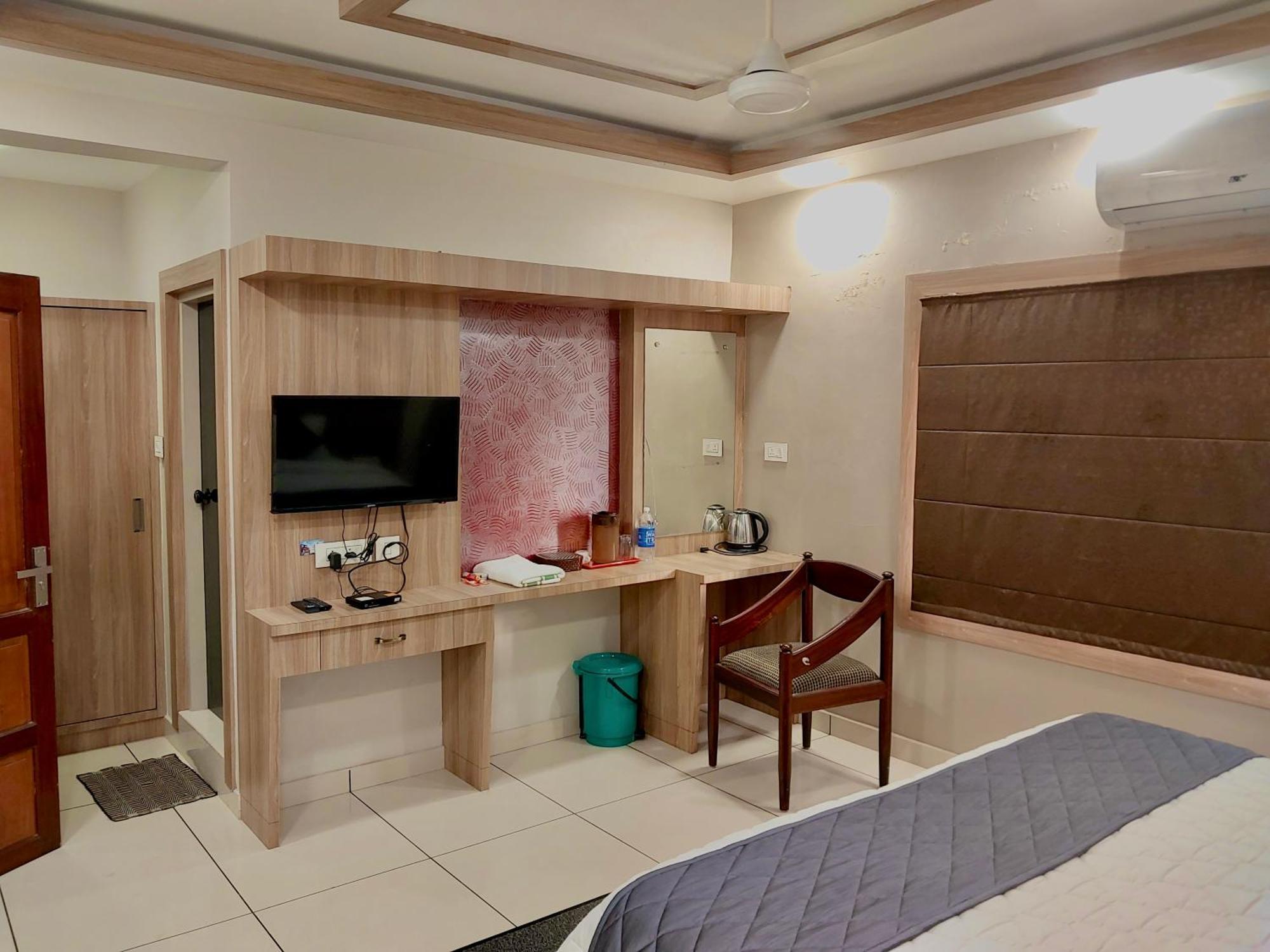 Hotel Royal Wings Elur Exterior photo